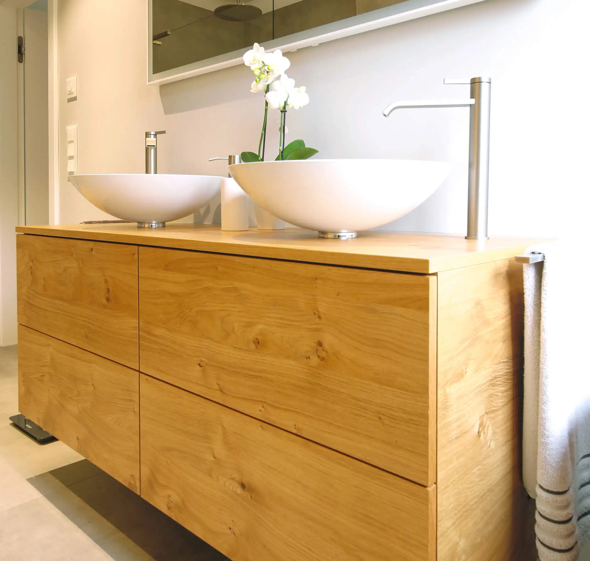 Elegantes Badezimmermöbel aus Holz mit weißen Waschbecken und minimalistischer Ausstattung – maßgefertigte Möbel von Schreinerei Engelmann