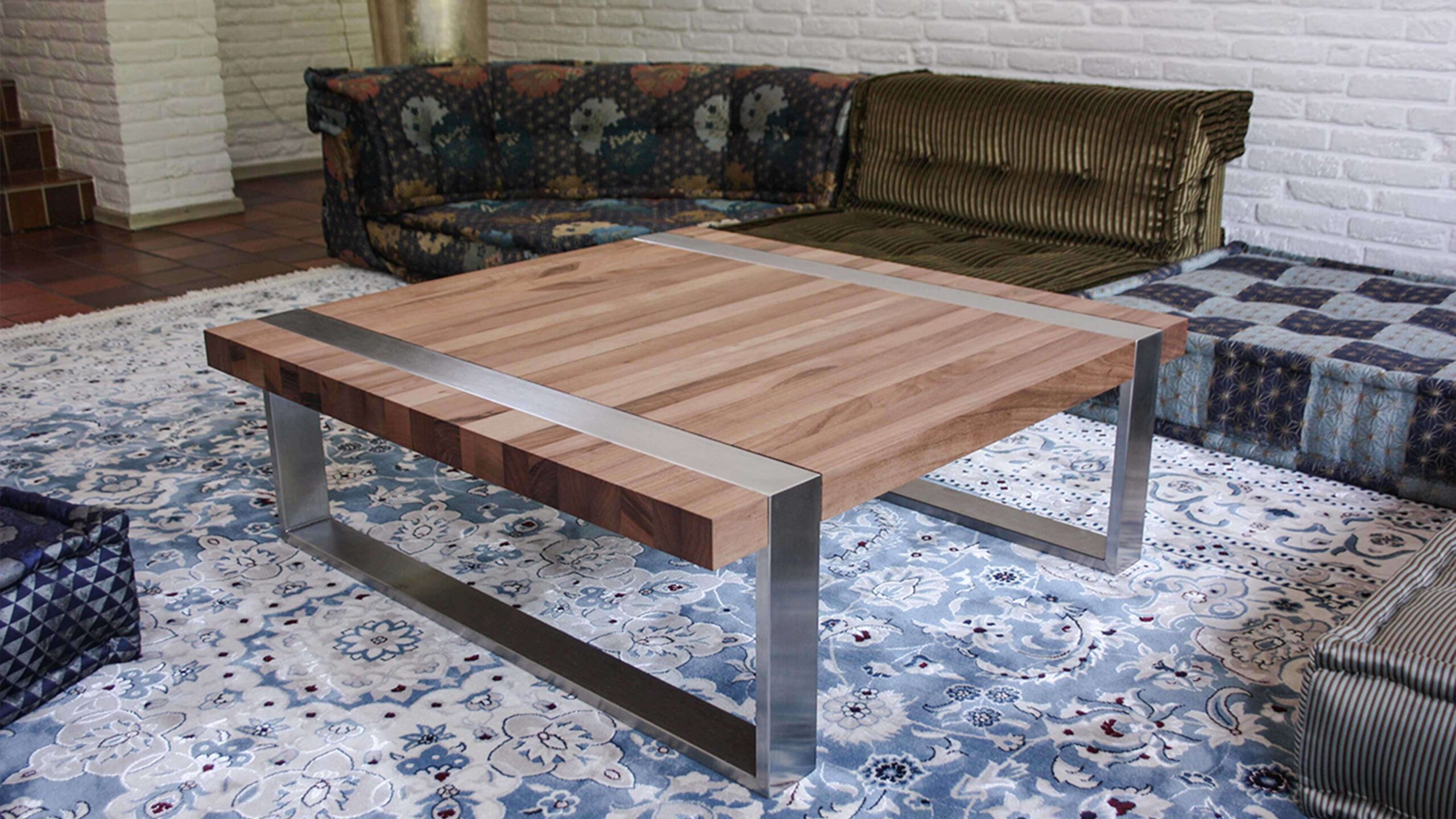 Maßgefertigter Couchtisch aus Massivholz mit Edelstahlgestell im Wohnzimmer von Schreinerei Engelmann