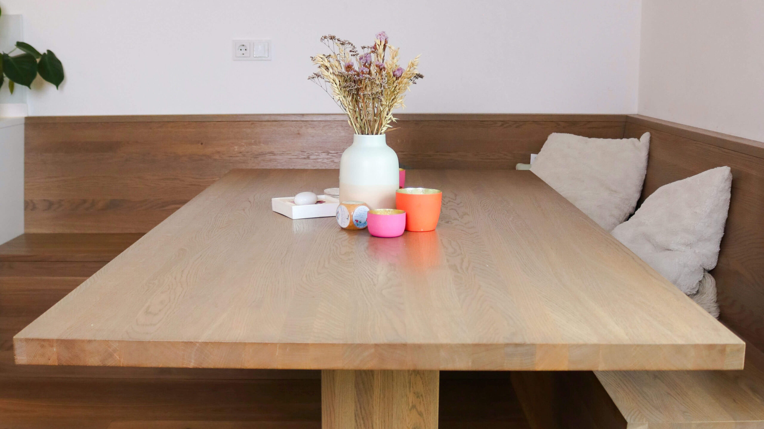 Großer maßgefertigter Eichenesstisch mit umlaufender Sitzbank von Schreinerei Engelmann