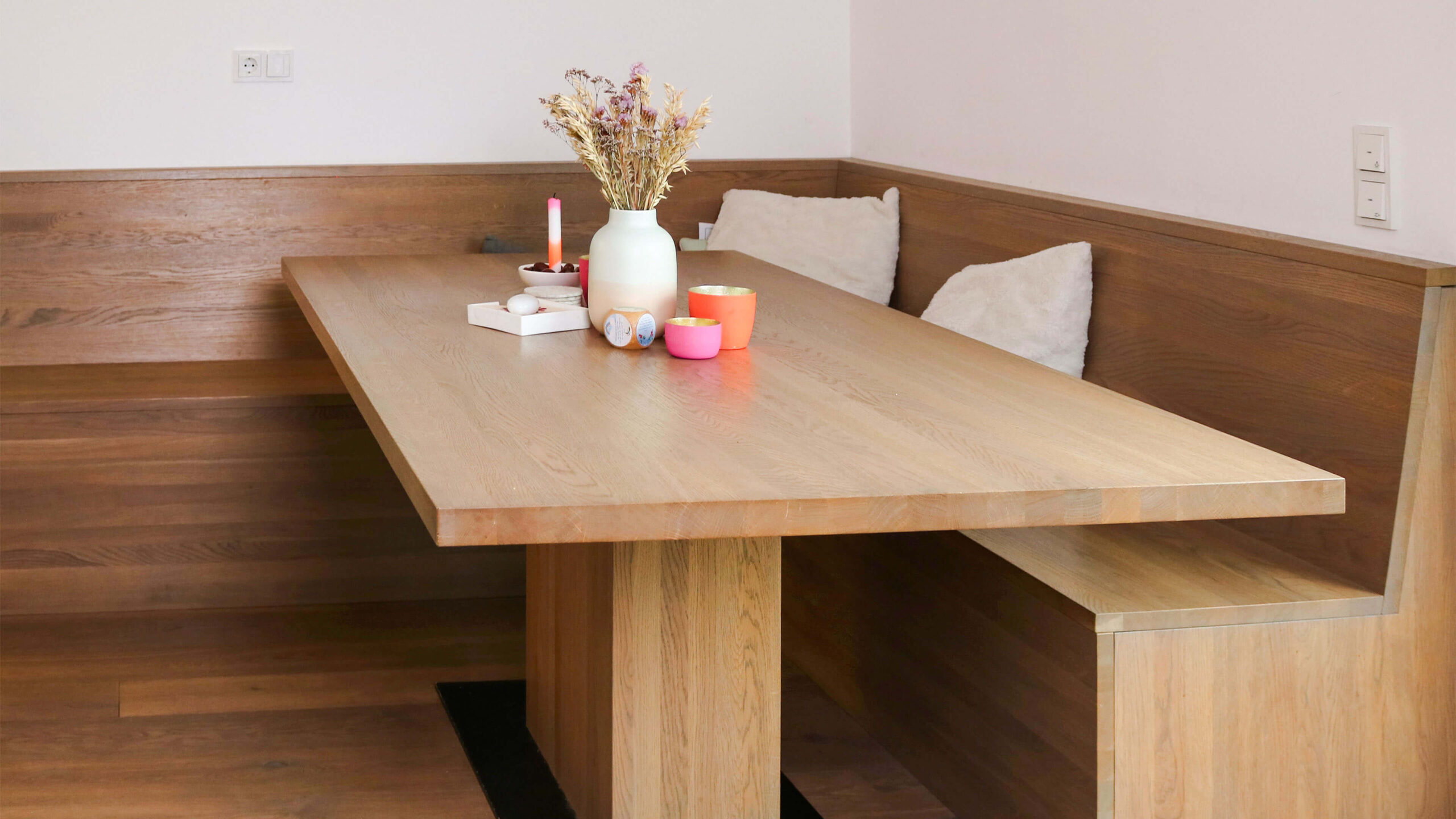 Maßgefertigter Esstisch aus Eiche mit integrierter Sitzbank von Schreinerei Engelmann