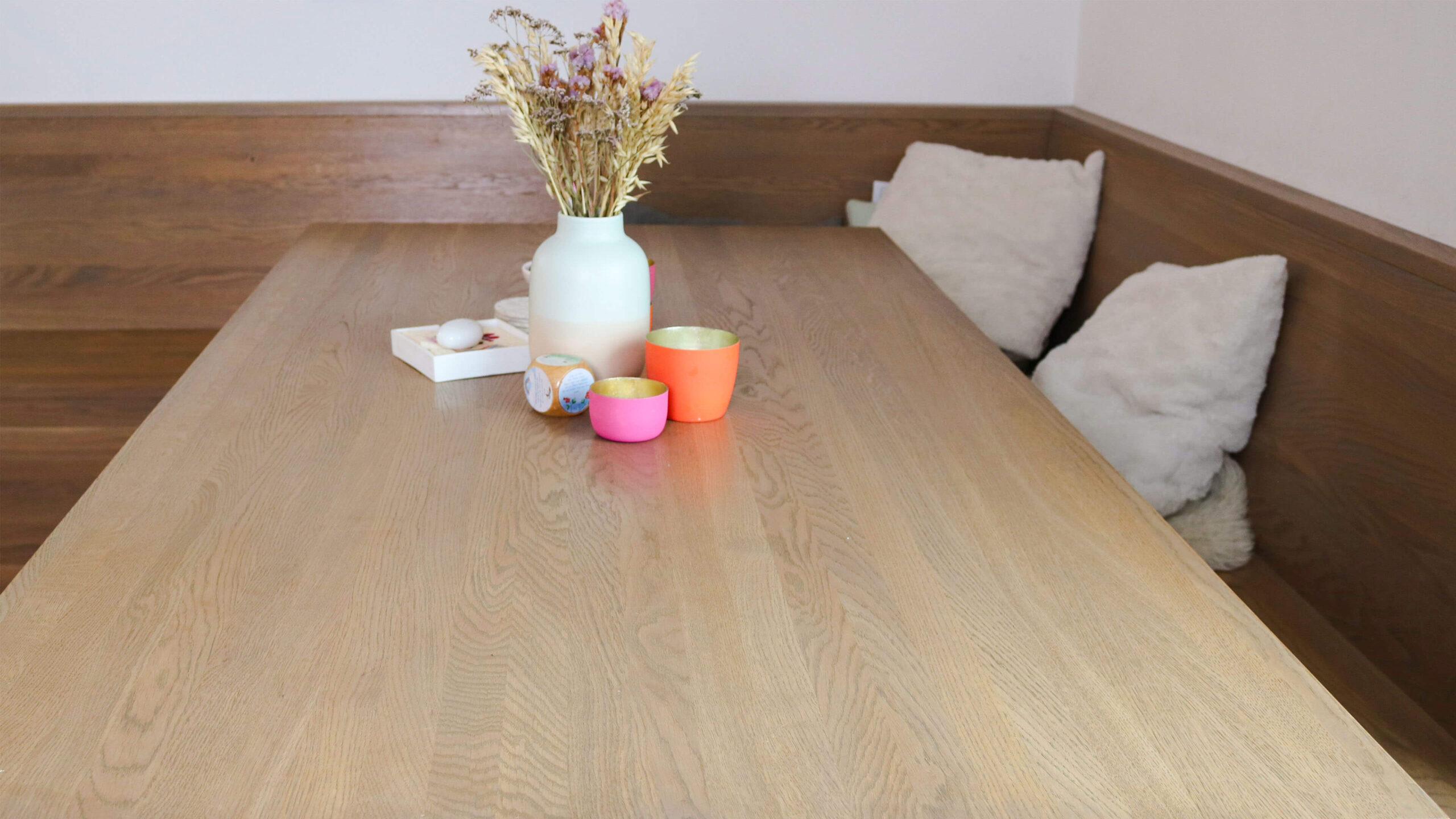 Individuell gefertigter Esstisch aus Eiche mit passender Sitzbank von Schreinerei Engelmann