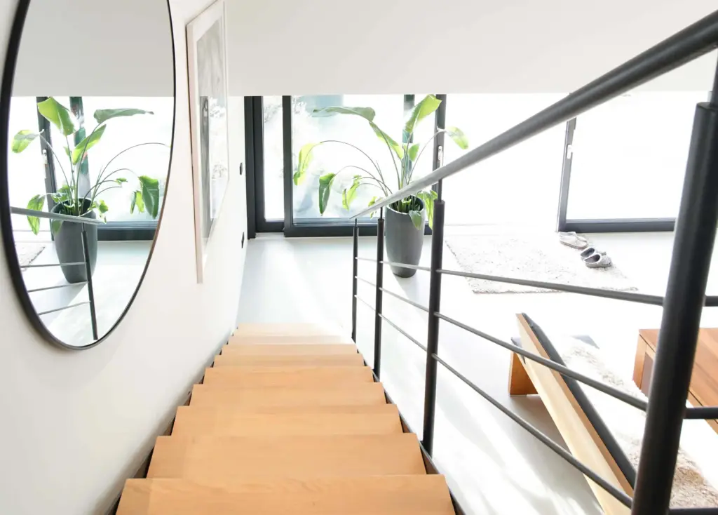 Moderne Holztreppe mit filigranem Geländer im Innenbereich von Schreinerei Engelmann