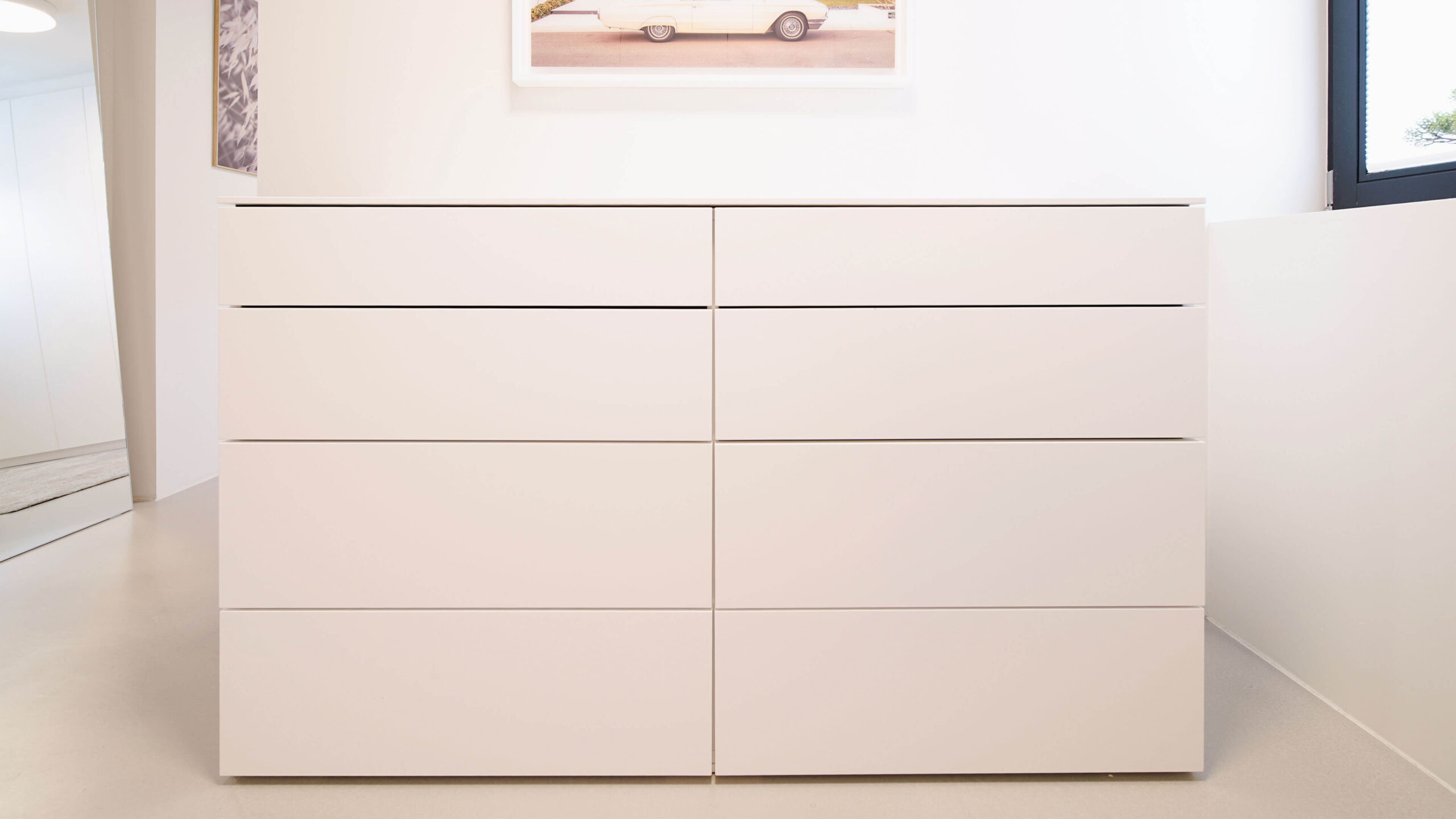 Maßgefertigte Kommode mit grifflosen Schubladen in weißem Design