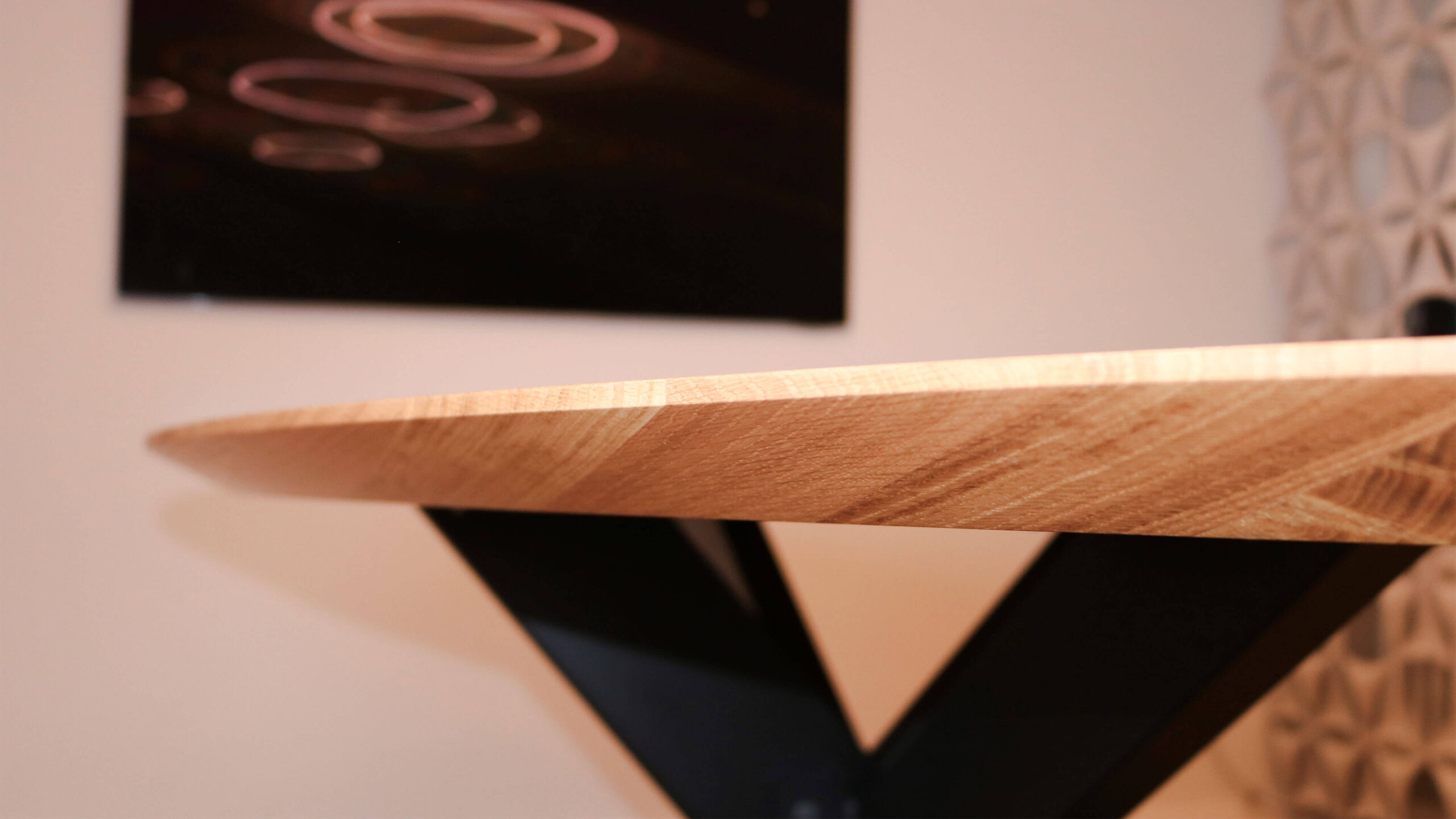 Detail eines individuellen Konferenztischs aus Eiche mit schwarzem Metallgestell von Schreinerei Engelmann
