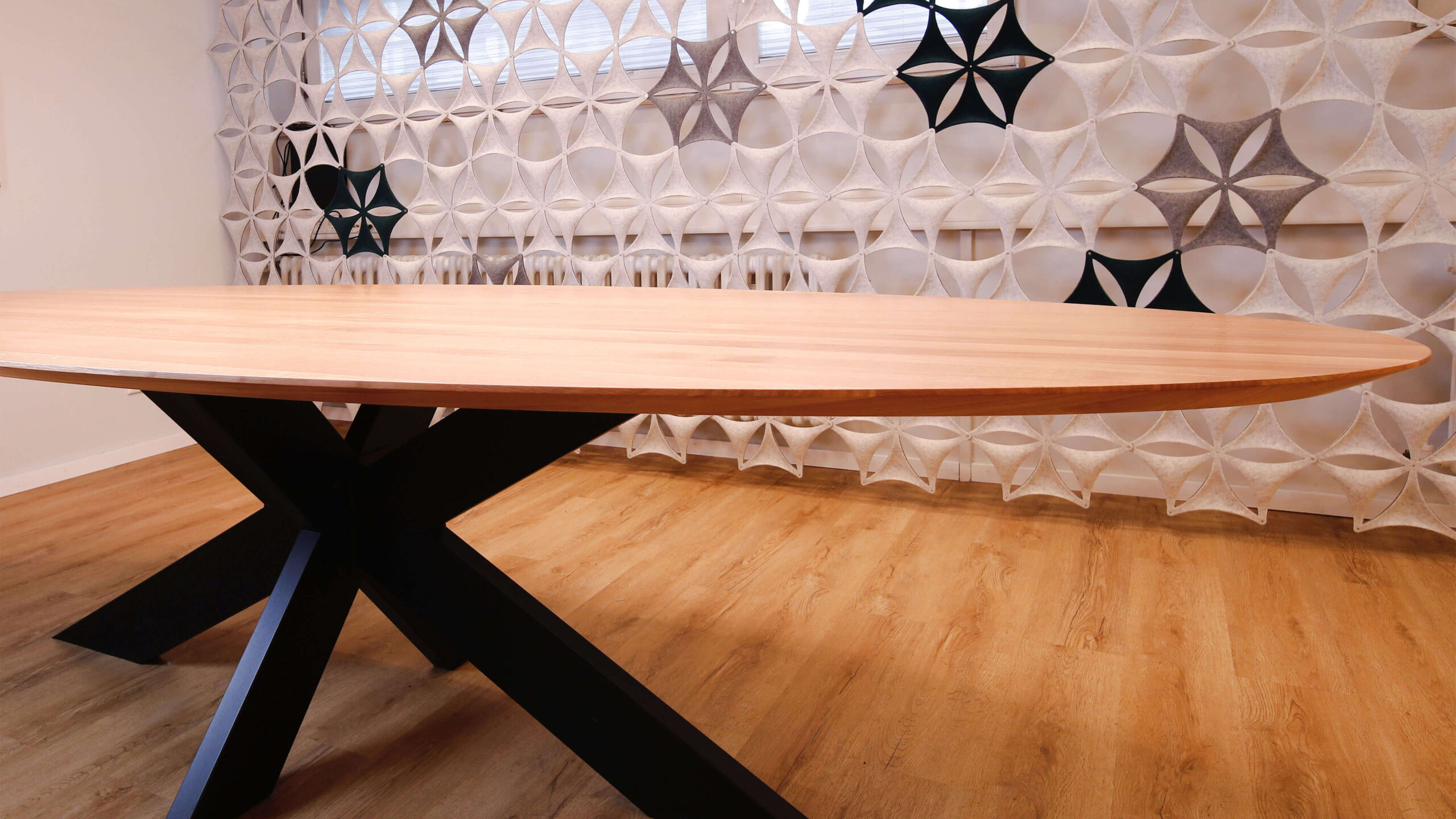 Ovaler Konferenztisch aus Massivholz mit markantem schwarzem Untergestell von Schreinerei Engelmann