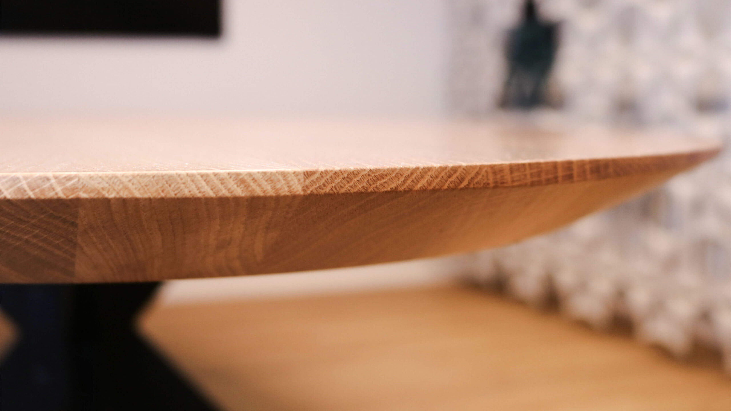 Detailaufnahme der abgeschrägten Tischkante eines maßgefertigten Massivholztischs von Schreinerei Engelmann