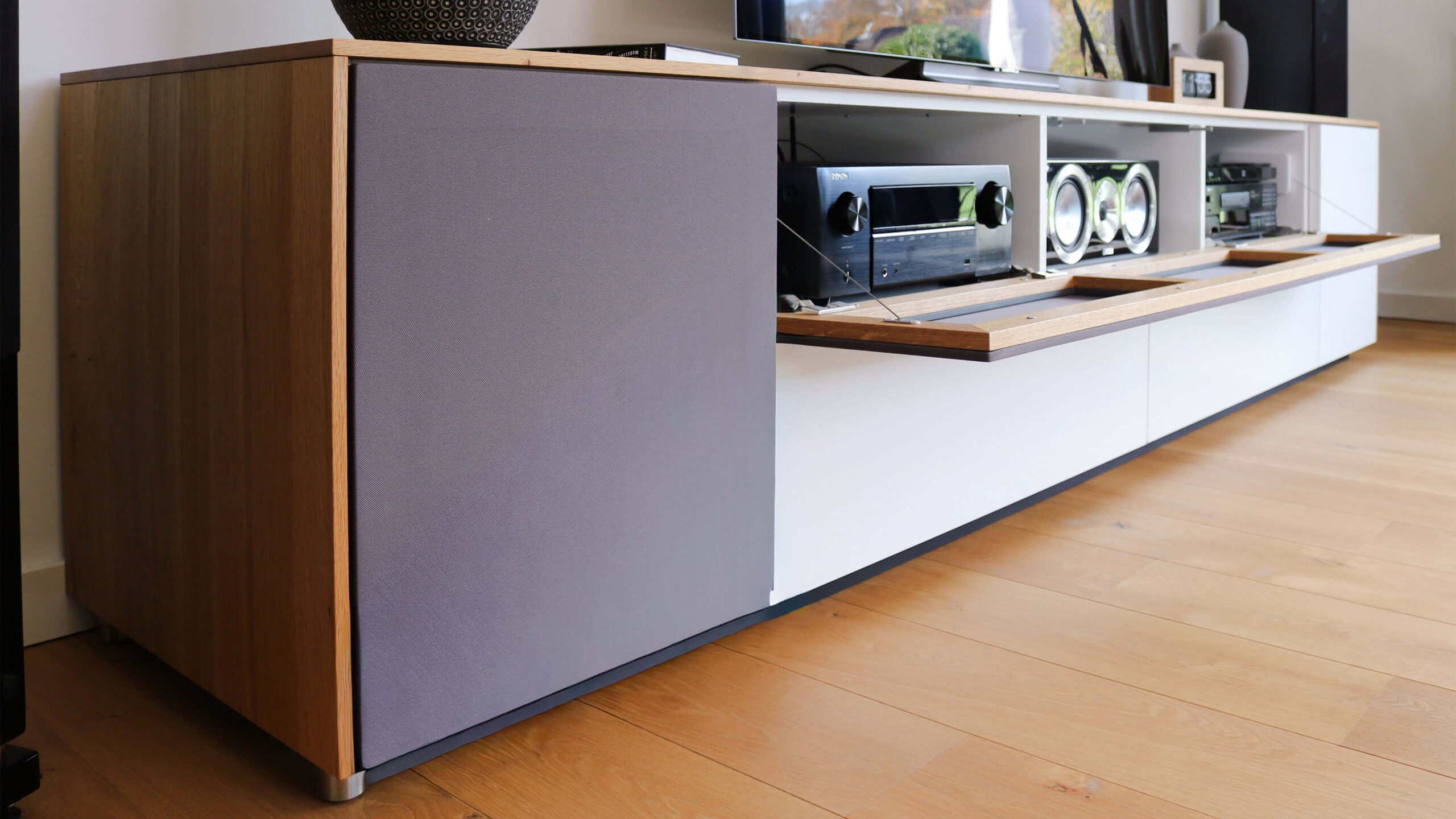 schreinerei-engelmann-medienmoebel-klappe-audiotechnik