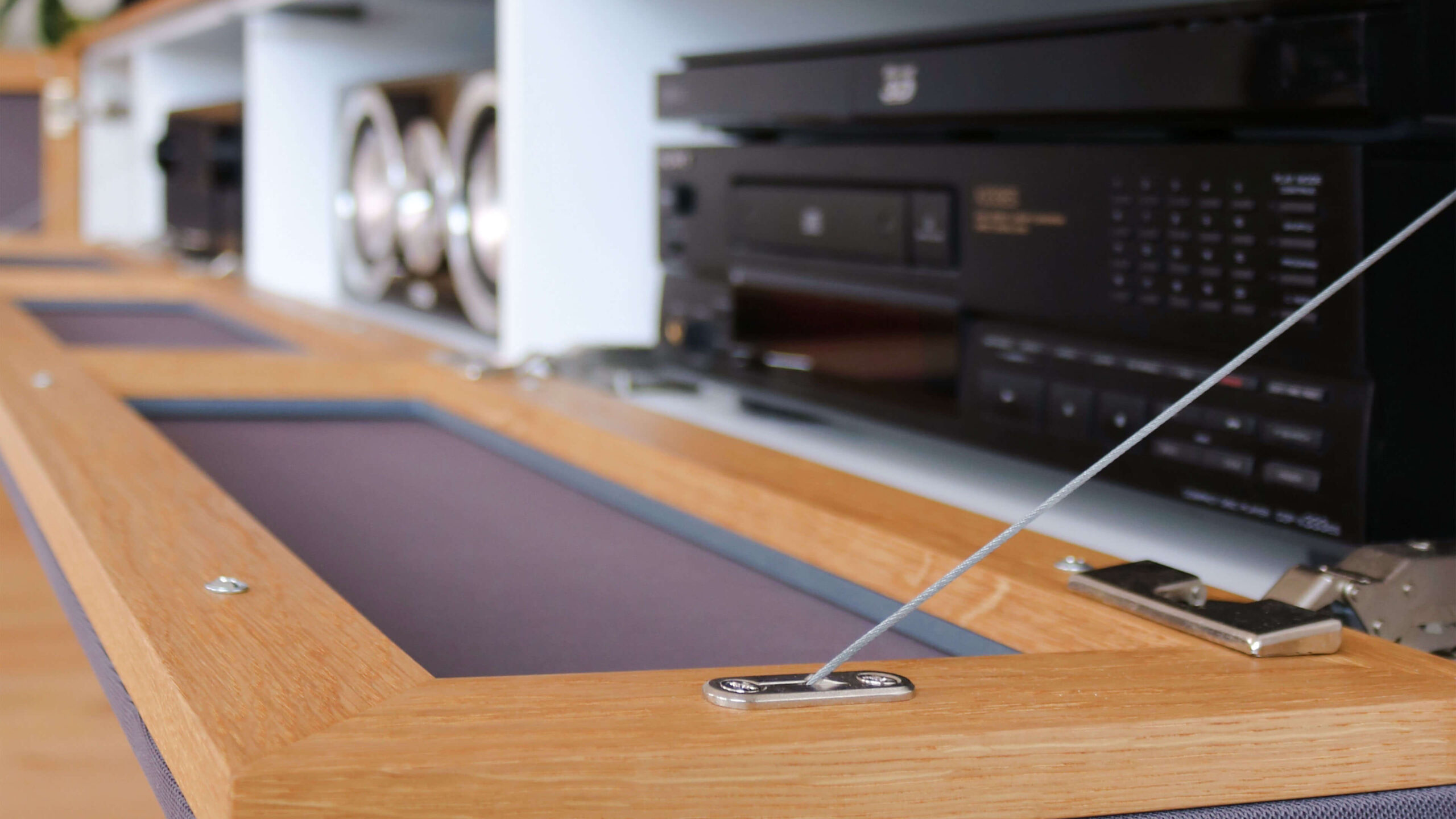 Detail der Klappenmechanik und Holzverarbeitung eines maßgefertigten Medienmöbels von Schreinerei Engelmann