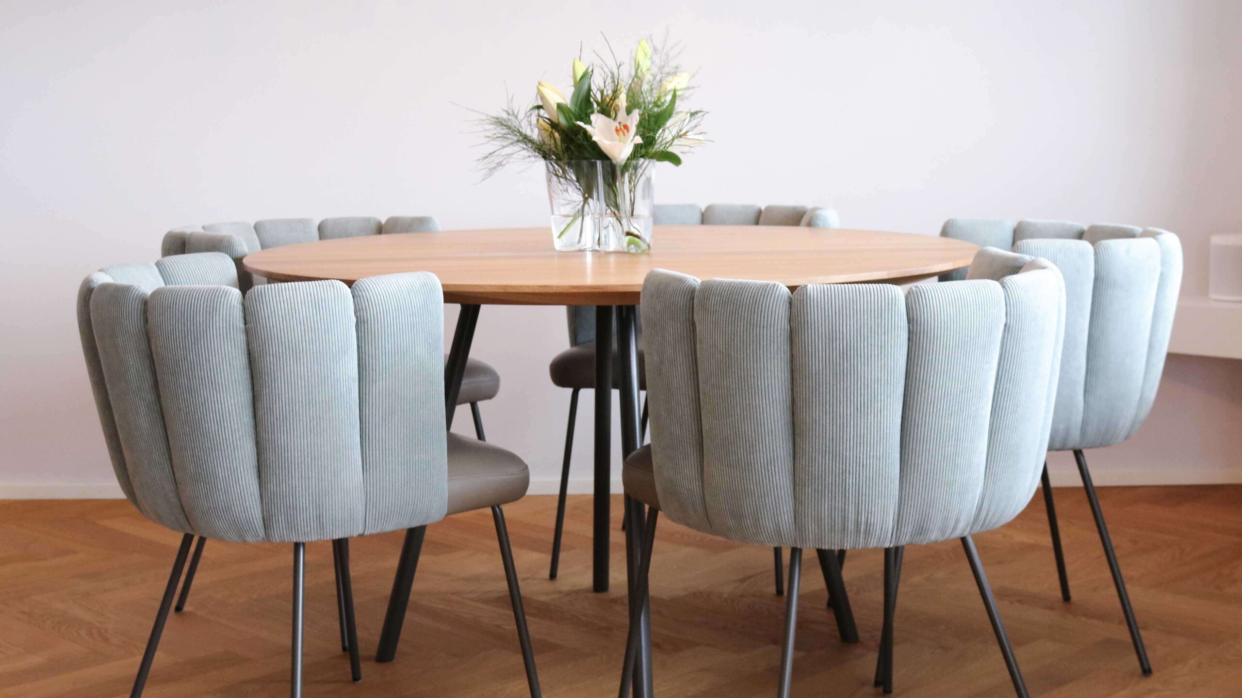 Runder Esstisch aus Holz mit passender Stuhlgruppe im Wohnbereich von Schreinerei Engelmann