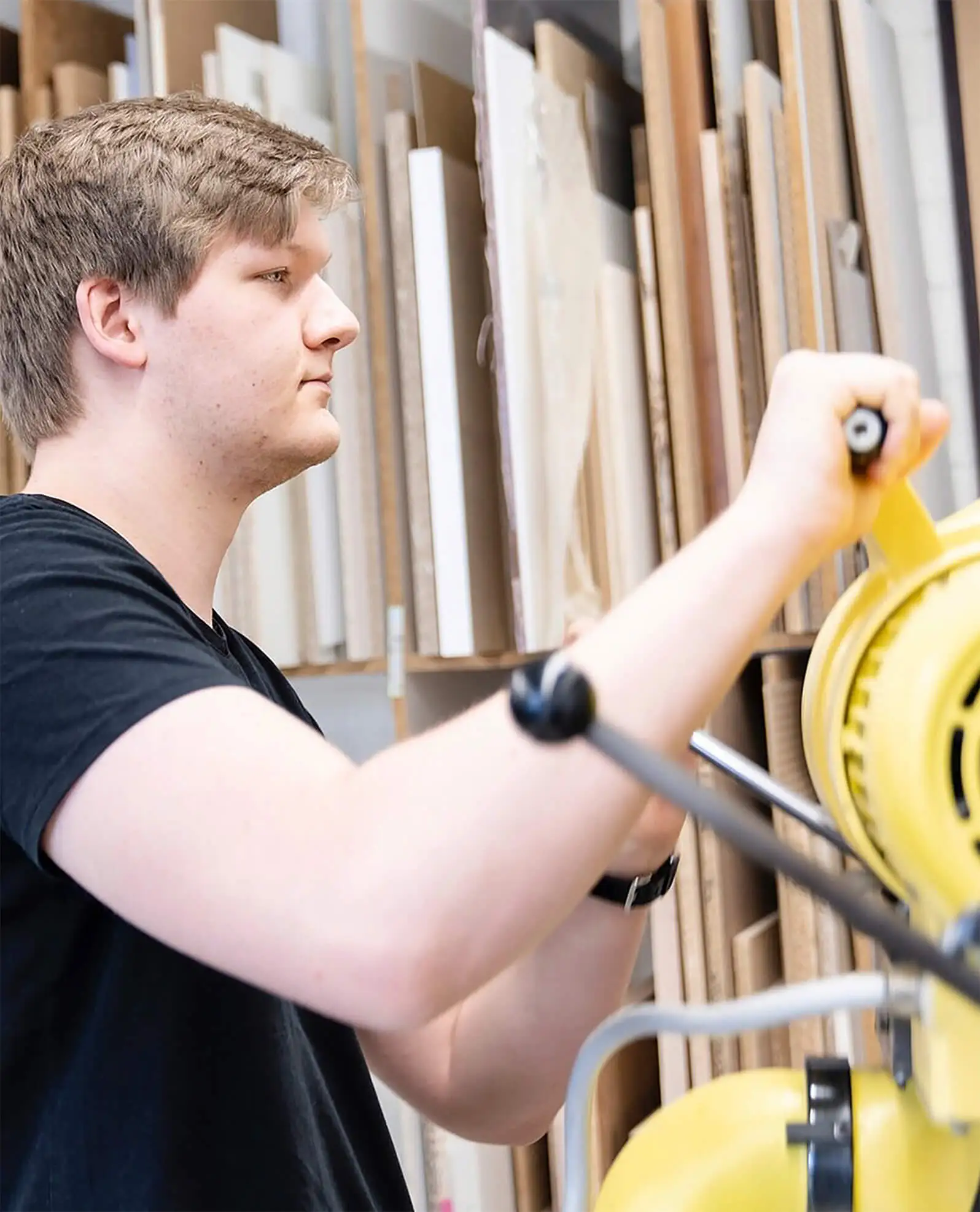 Schreiner der Schreinerei Engelmann bei der Auswahl von Holz- und Plattenmaterial in der Werkstatt