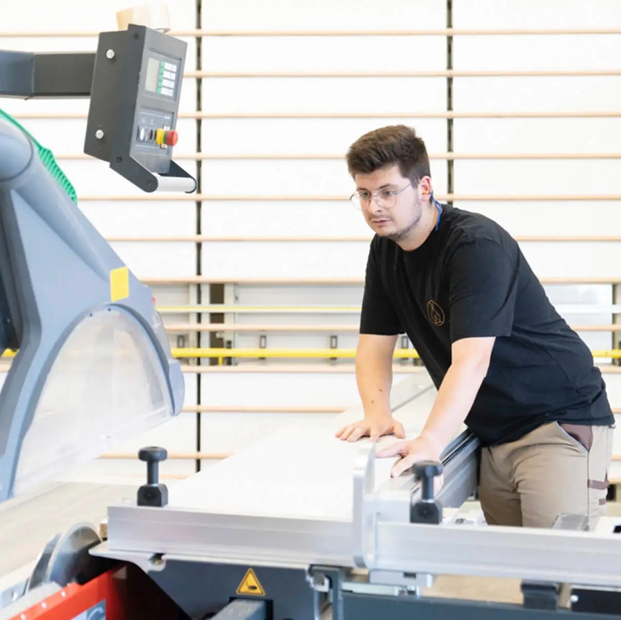 Mitarbeiter der Schreinerei Engelmann bei der Arbeit an einer Holzbearbeitungsmaschine in der Werkstatt