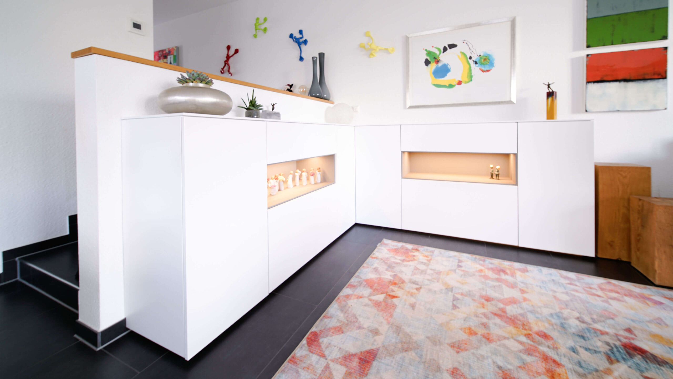 Individuell gefertigtes Sideboard mit beleuchteten Nischen und weißen Fronten