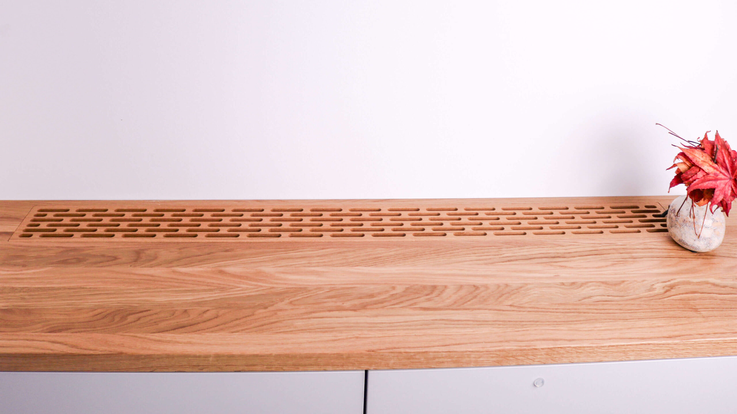 Detail der Eiche-Abdeckung mit eingefrästem Lüftungselement an einem maßgefertigten Sideboard