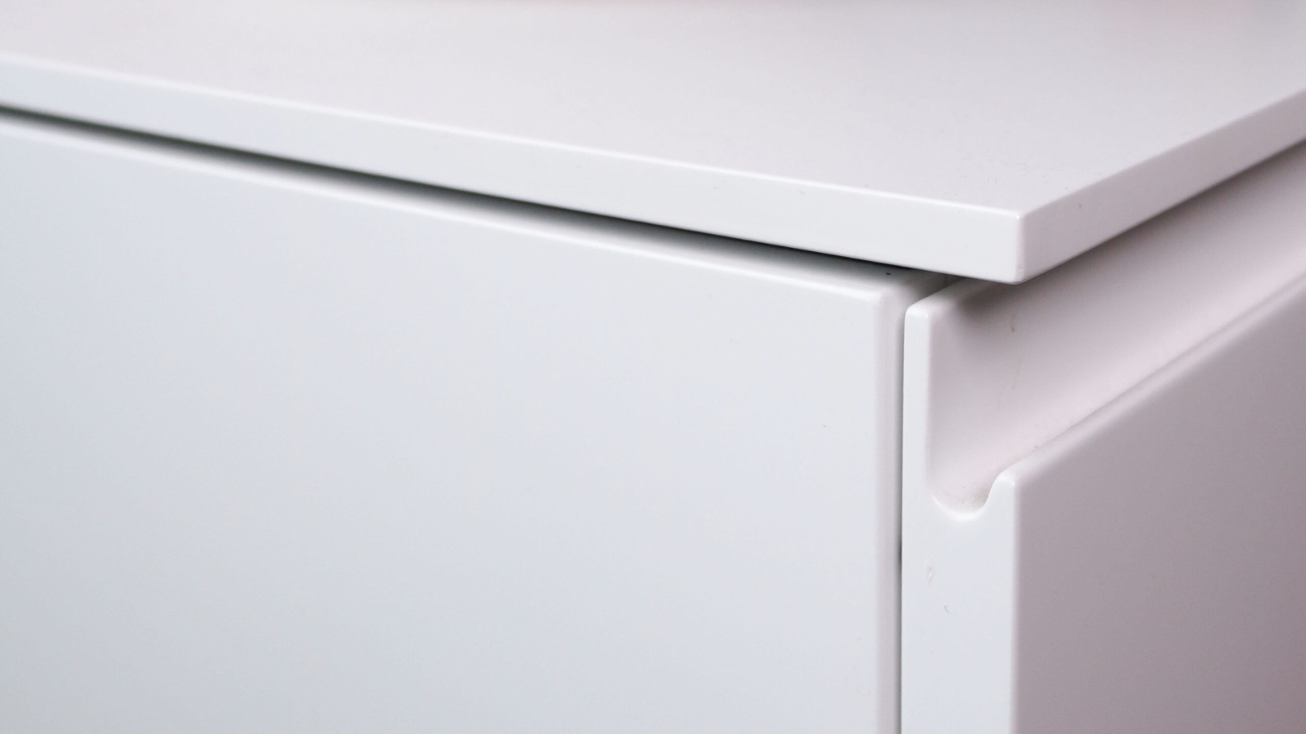 Hängendes TV-Sideboard in weiß mit klaren Fronten