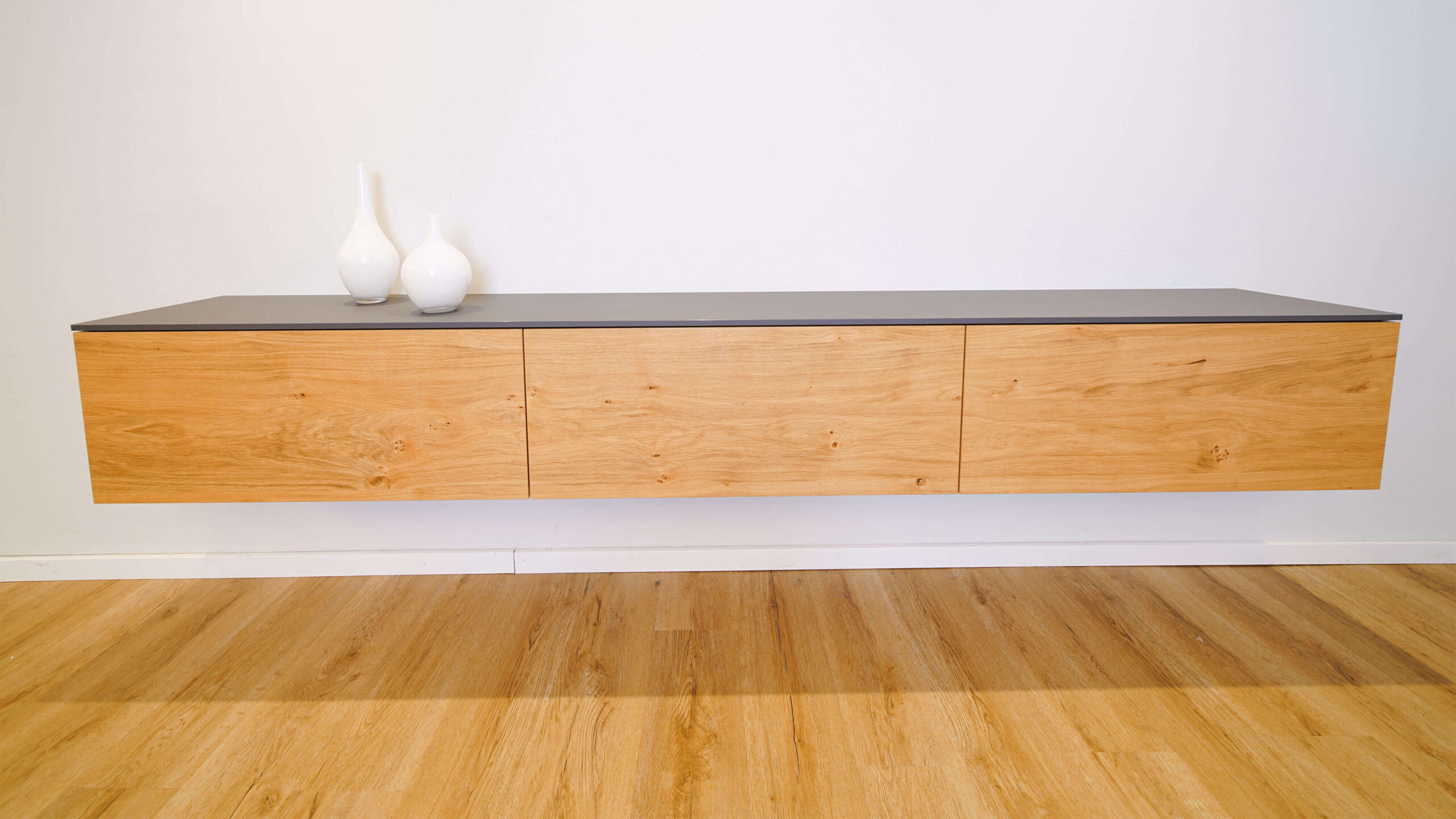 Hängendes maßgefertigtes Sideboard aus Eiche mit anthrazitfarbener Abdeckplatte