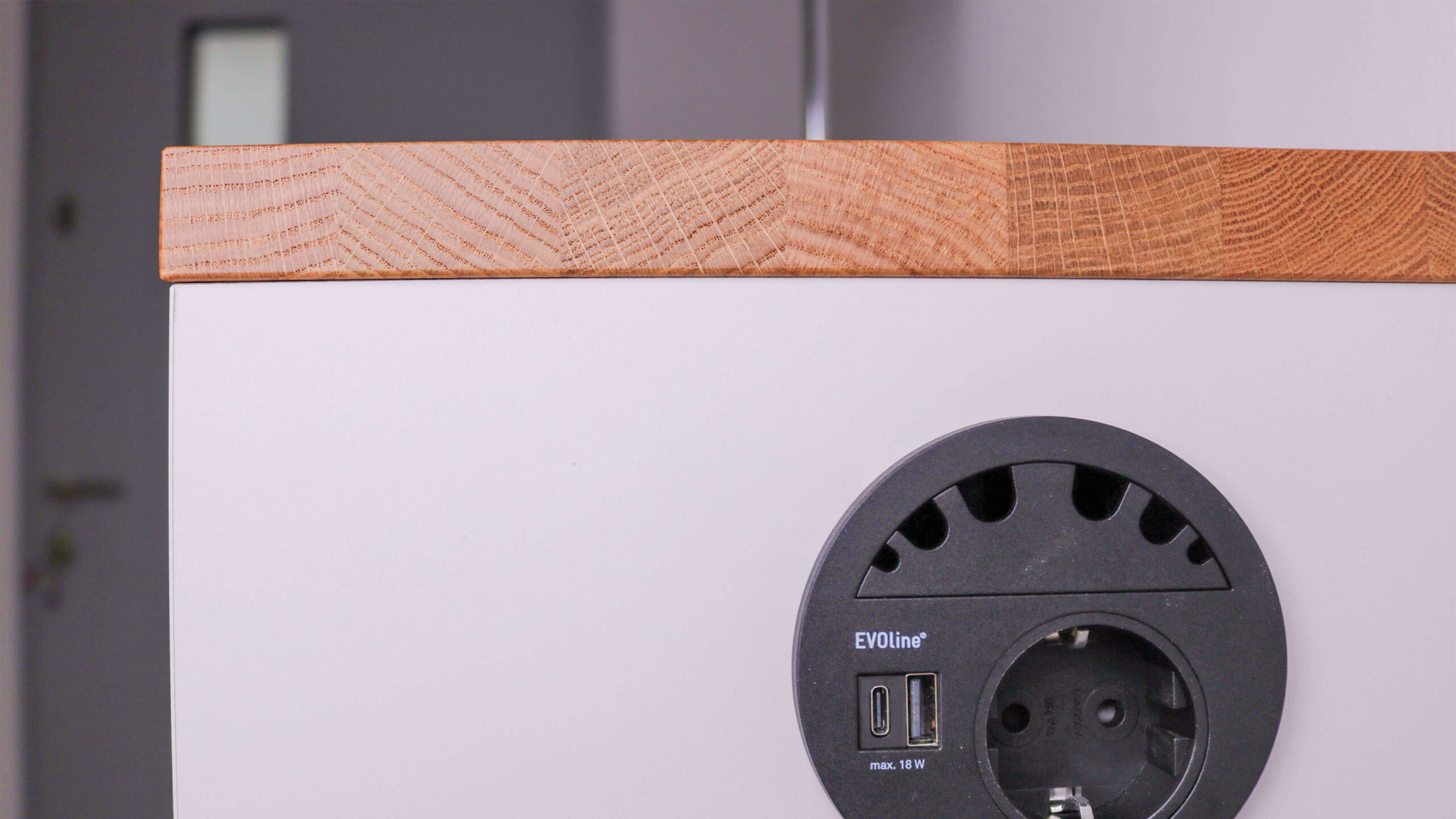 Detail einer integrierten Steckdose in einem maßgefertigten Sideboard