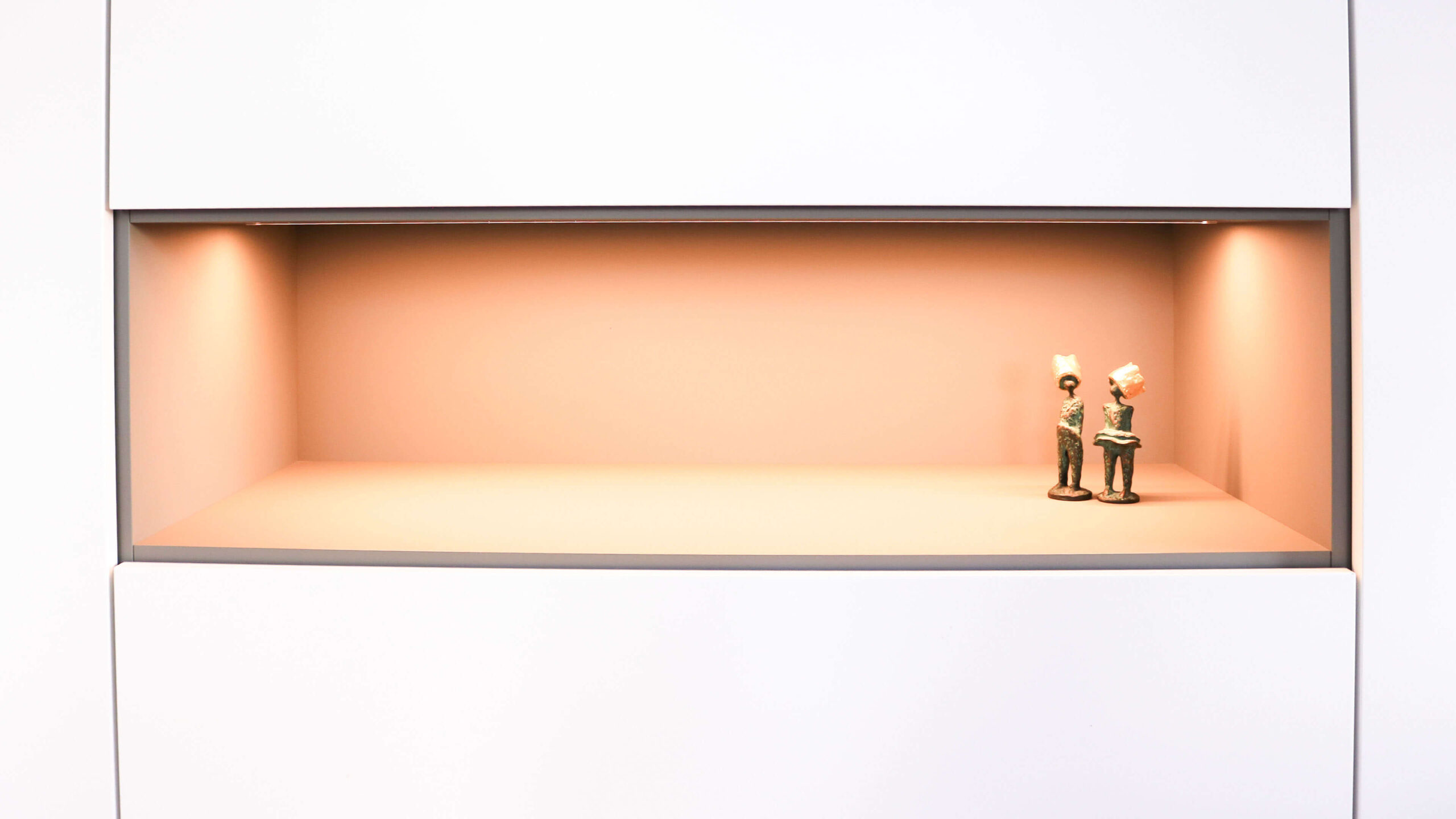 Detailaufnahme einer beleuchteten Nische in einem maßgefertigten Sideboard