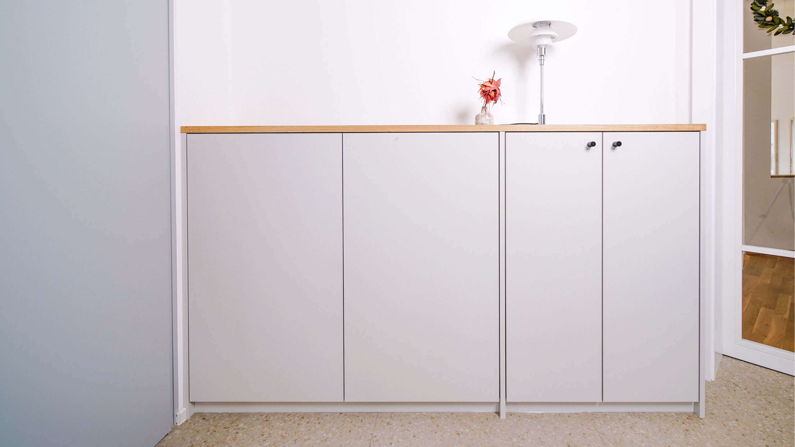 Detail einer integrierten Steckdose in einem maßgefertigten Sideboard