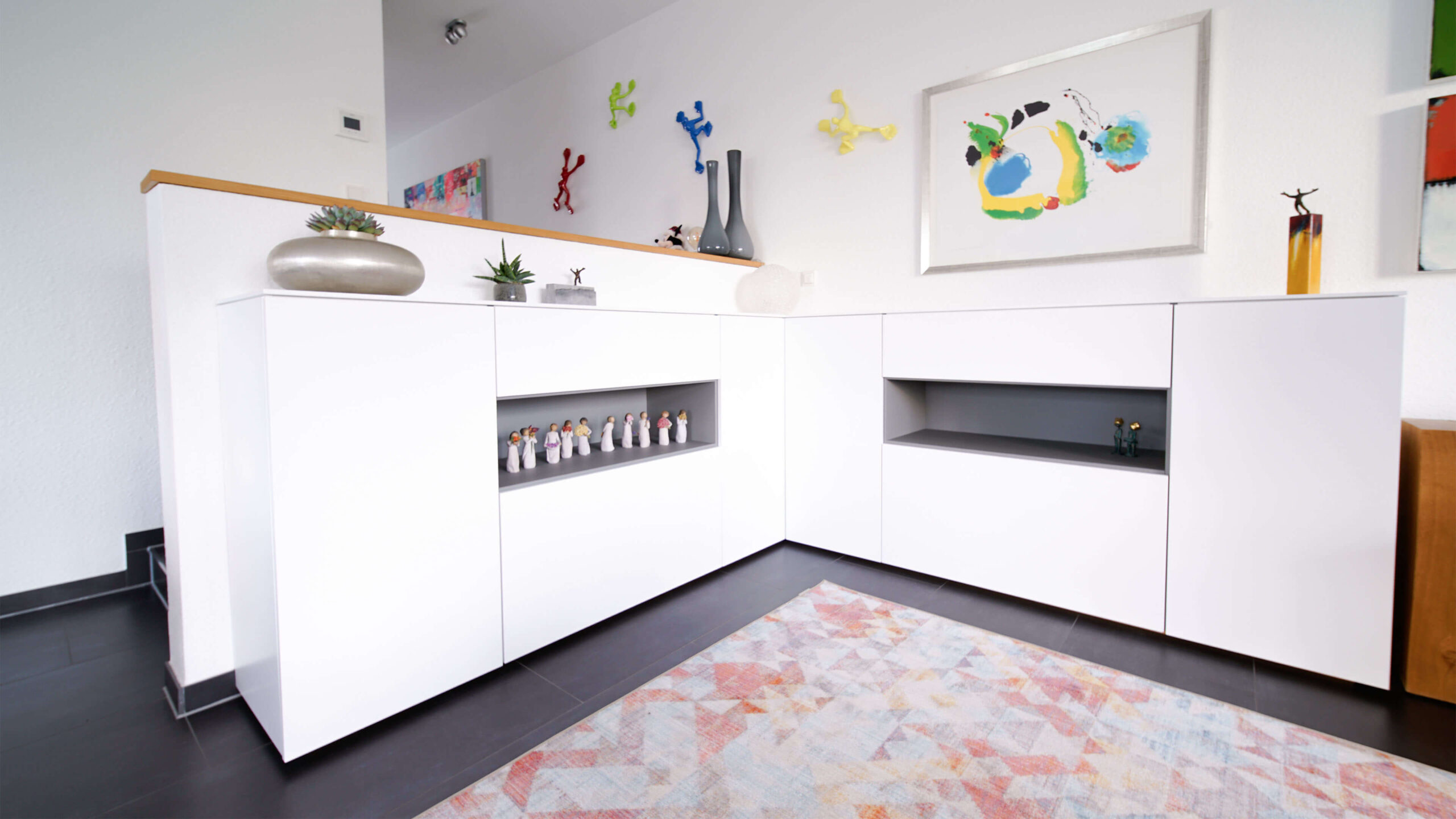 Maßgefertigtes Sideboard mit weißen Fronten und offenen Nischen im Wohnbereich