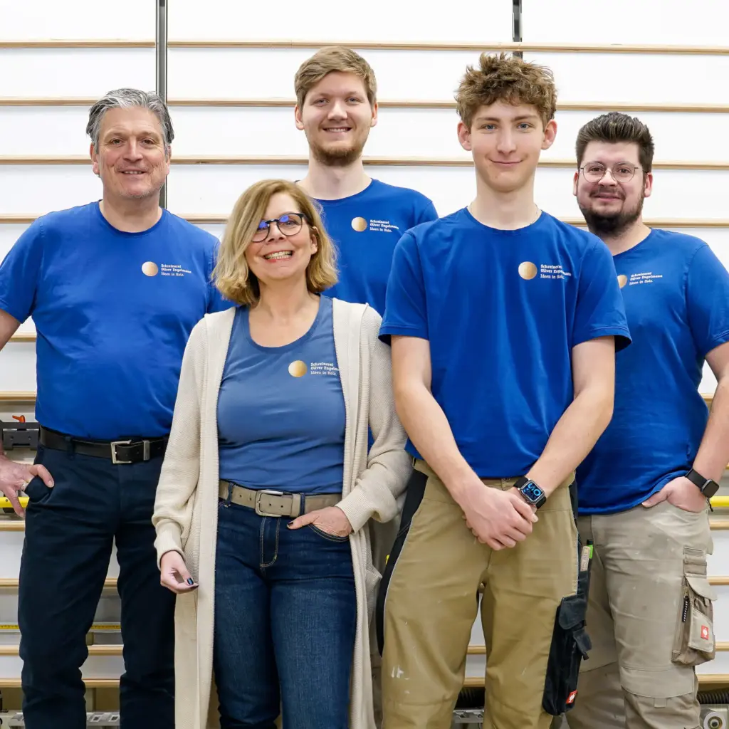 Team der Schreinerei Engelmann in der Werkstatt beim gemeinsamen Gruppenfoto