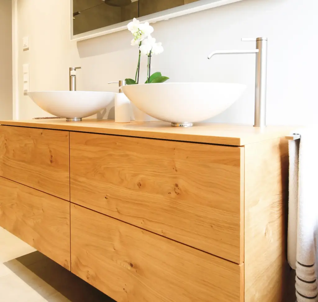 Elegantes Badezimmermöbel aus Holz mit weißen Waschbecken und minimalistischer Ausstattung – maßgefertigte Möbel von Schreinerei Engelmann